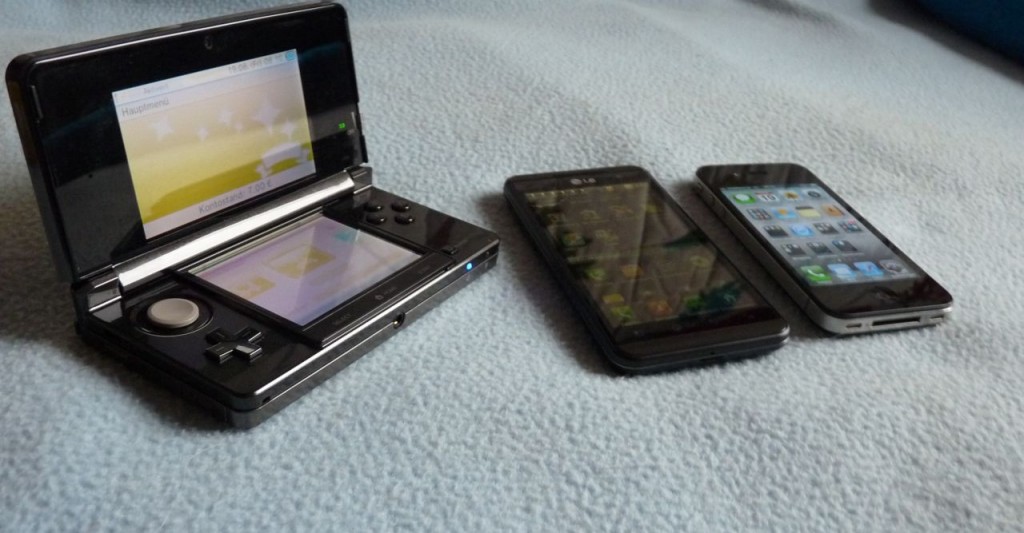 Von links nach rechts: 3DS, LG Optimus 3D, iPhone 4