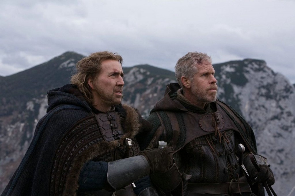 Zufällig auch zwei Helden: Ron Perlman und Nicolas Cage als Tempelritter im Film (Foto: Universum Film)