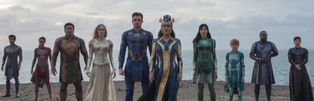 Die Eternals stehen nebeneinander an einer Küste und schauen stoisch in die Kamera Copyright: Disney/Marvel 2021