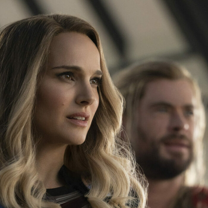 Beide Thor stehen nebeneinander in ihren Rüstungen. Mighty Thor Jane Foster im Vordergrund, Thor Odinson im Hintergrund