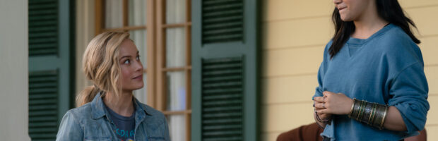 Szene aus dem Film The Marvels. Carol Danvers und Kamala Khan stehen auf der Veranda eines Hauses und schauen sich erwartungsvoll an