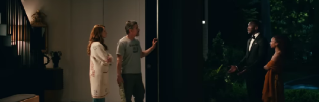 Szene aus dem Film Leave the World behind. Links sieht man die Figuren von Julia Roberts und Ethan Hawke in einem Haus an der Tür stehen, rechts vor der Tür stehen die Figuren von Mahershala Ali und Myha’la Herrold