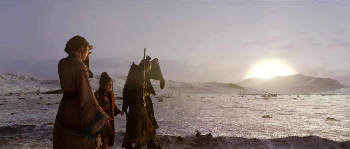 Szene aus der Serie. Man sieht drei Personen in traditionellen asiatischen Gewändern in einer kargen Landschaft stehen. Zwei halten ihre Hände vor ihr Gesicht, da am Horizont eine gleißend helle Kugel erscheint