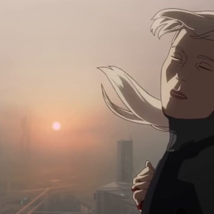 Screenshot aus dem Film Mars Express. Eine blonde Frau dreht sich mit geschlossenen Augen von dem Anblick einer futuristischen Stadt weg