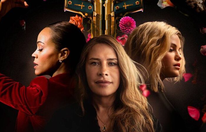 Poster des Films Emilia Perez. Drei Frauen stehen Kopf an Kopf. Eine schaut nach links, eine nach vorne, eine nach rechts. Im Hintergrund zwei goldene Pistolen