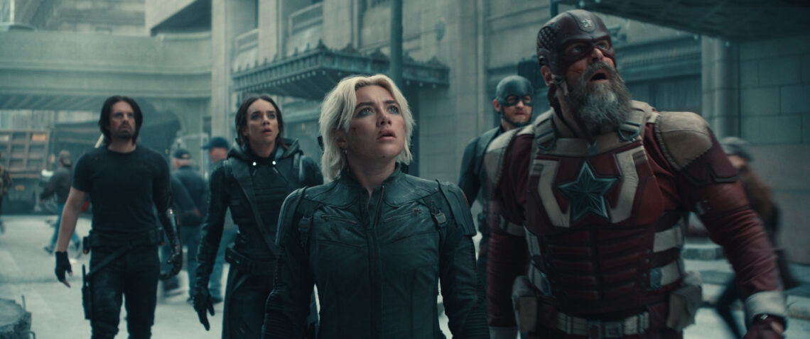 Zwei Frauen und zwei Männer in Spezialoutfits schauen besorgt in den Himmel. Bucky Barnes (Sebastian Stan), Ghost (Hannah John-Kamen), Yelena Belova (Florence Pugh), John Walker (Wyatt Russell), and Red Guardian/Alexei Shostakov (David Harbour) in Marvel Studios' THUNDERBOLTS*