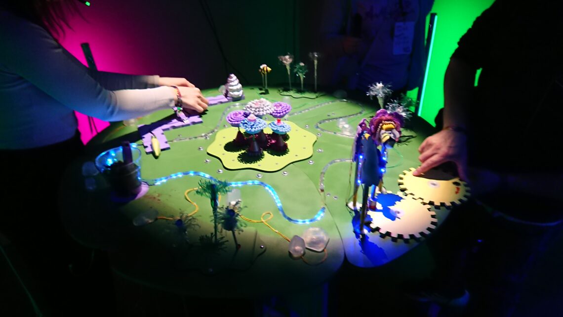 Foto von der Spiele-Installation "Flower" auf dem A Maze Festival 2025
