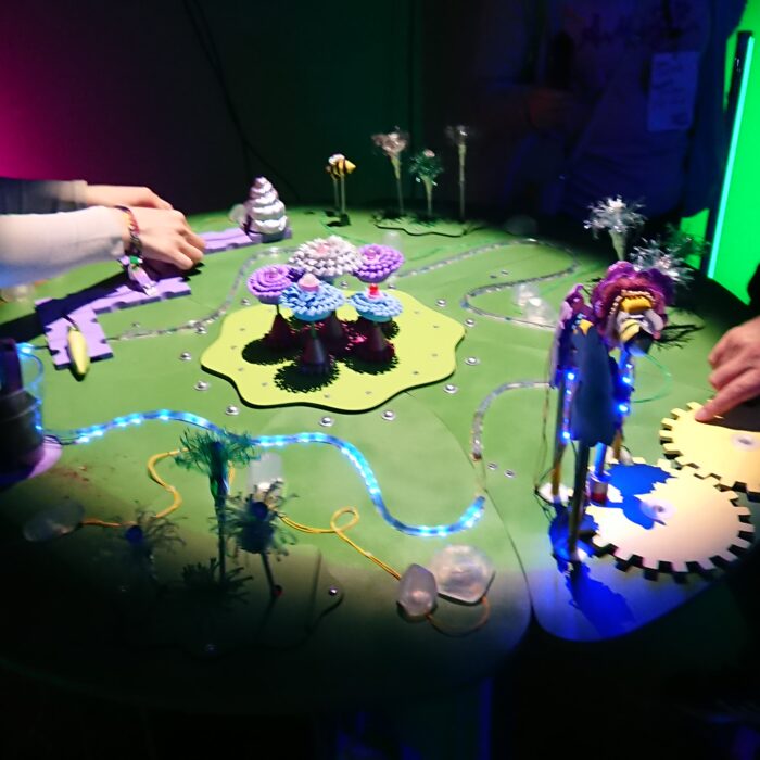 Foto von der Spiele-Installation "Flower" auf dem A Maze Festival 2025