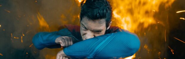 Filmszene aus Superman. Er fliegt durch eine Feuerwand