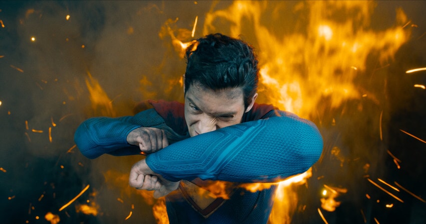 Filmszene aus Superman. Er fliegt durch eine Feuerwand