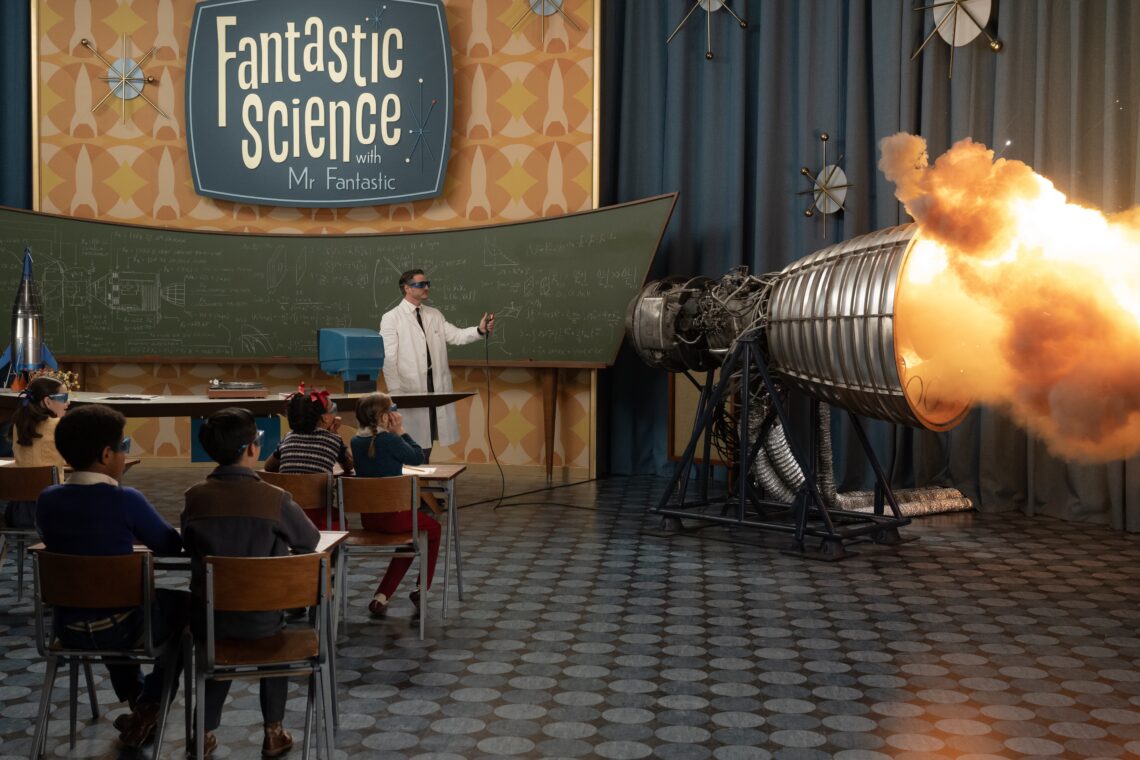 Filmszene aus Fantastic Four. Ein Mann im Laborkittel steht in einem Klassenraum und demonstriert eine Raktenantriebszündkapsel