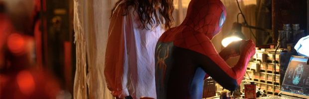 Auszug aus dem Film Spider-Man Brand New Day. Spider-Man sitzt an einem Schreibtisch und bastelt etwas während MJ, gespielt von Zendaya, neben ihm steht und ihm hilfreiche Tipps gibt